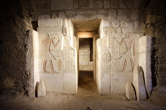Pohled na zdobený vchod do hrobky
