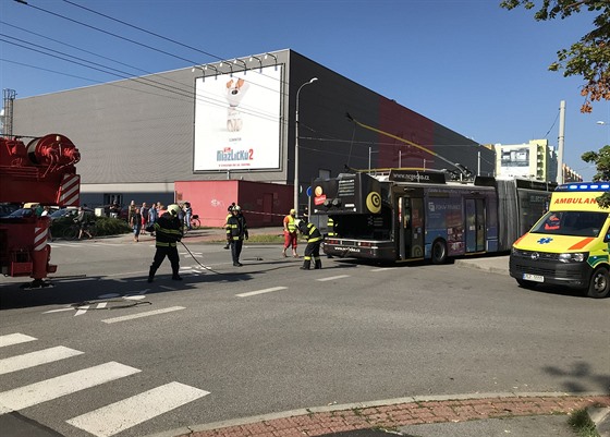 Trolejbus narazil do sloupu u multikina v eských Budjovicích. (24. ervna...