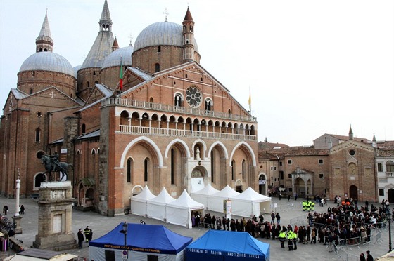 Bazilika svatého Antonína v italské Padově. (15. února 2010)