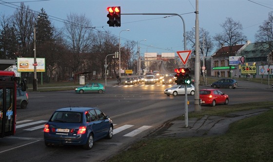 Křižovatka na Dlouhé louce patří k nejrušnějším v Českých Budějovicích.