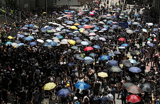 Desítky tisíc lidí pily v Hongkongu na dalí protest proti zákonu o vydávání...