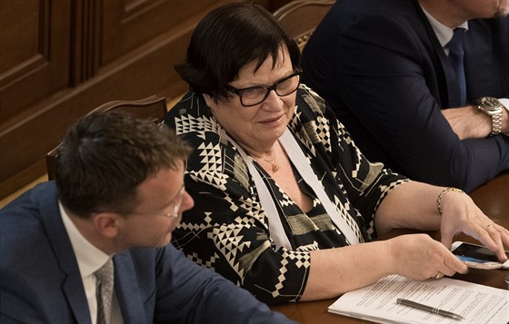 Ministryně spravedlnosti Marie Benešová při hlasování o nedůvěře vládě...