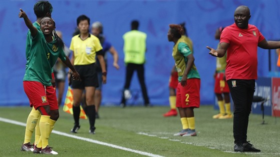 Kamerunská fotbalistka Ajara Nchoutová (vlevo) se roziluje, reprezentaní...
