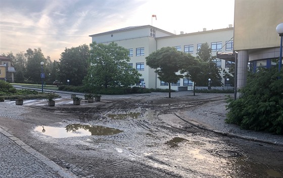 Prudký déšť ve středu večer nahnal do areálu nemocnice v Novém Městě na Moravě...