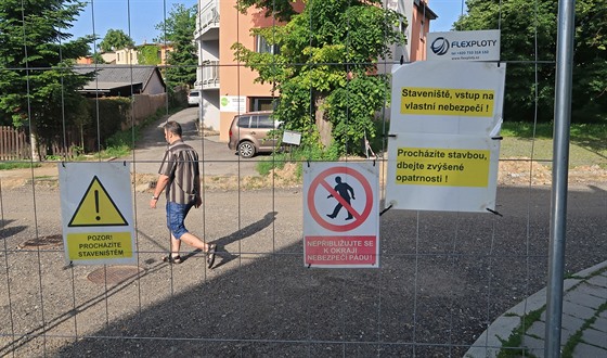Jako v někdejším pohraničním pásmu si připadají už více než rok obyvatelé ulice Jiřího z Poděbrad v Jihlavě. Na přístupových cestách do ulice jsou umístěné vysoké ploty, zákazové značky a upozornění. V příštím roce by měla oprava konečně pokračovat.