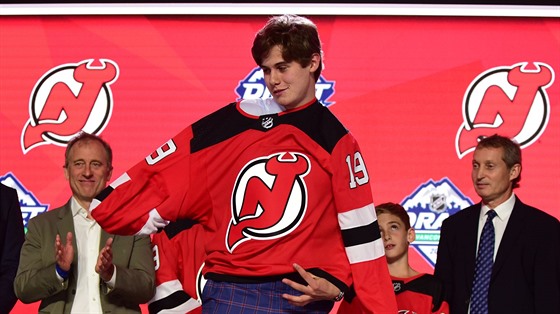 Jednika draftu NHL v roce 2019 - Jack Hughes obléká dres New Jersey Devils.