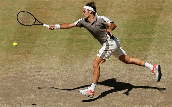 Roger Federer ve finále turnaje v Halle.