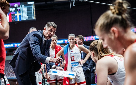 Trenr eskch basketbalistek tefan Svitek na evropskm ampiontu.