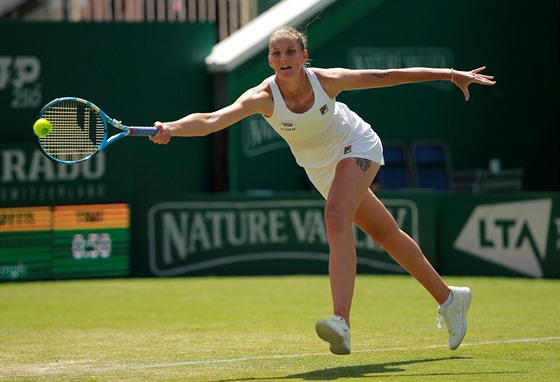 Karolína Plíková v semifinále turnaje v Eastbourne.