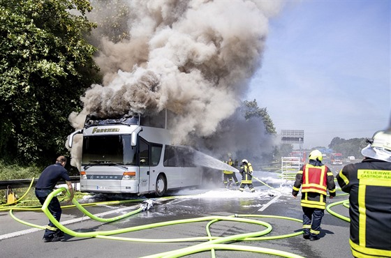 Hasiči zasahují u hořícího autobusu, který převážel 65 školních dětí u...