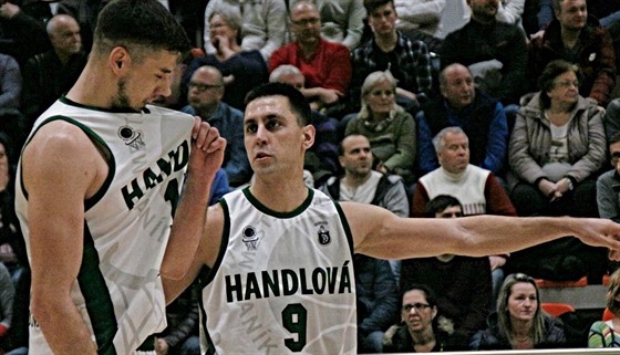 Srbský basketbalista Djordje Tresa (vpravo), nová posila hradeckých...