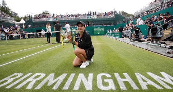 Australská tenistka Ashleigh Bartyová pózuje s trofejí pro vítzku turnaje v...