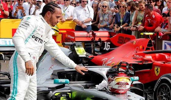 Lewis Hamilton z Mercedesu po vítězné Velké ceně Francie F1.