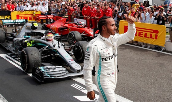 Lewis Hamilton se raduje z Mercedesu po vítzné Velké cen Francie F1.