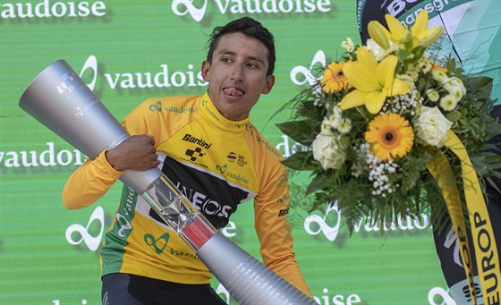 Kolumbijský cyklista Egan Bernal s trofejí pro vítze závodu Kolem výcarska.