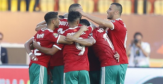 Fotbalisté Maroka se radují z gólu v zápase s Namibií.