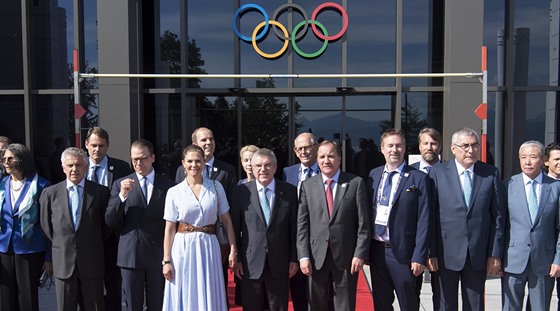 Prezident MOV Thomas Bach (uprosted) s delegací kandidatury Stockholmu vedenou...