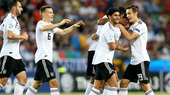 Fotbalisté Nmecka se radují z gólu v zápase s Rakouskem.