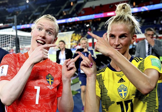 védské fotbalistky Hedvig Lindahlová (vlevo) a Sofia Jakobssonová oslavují...