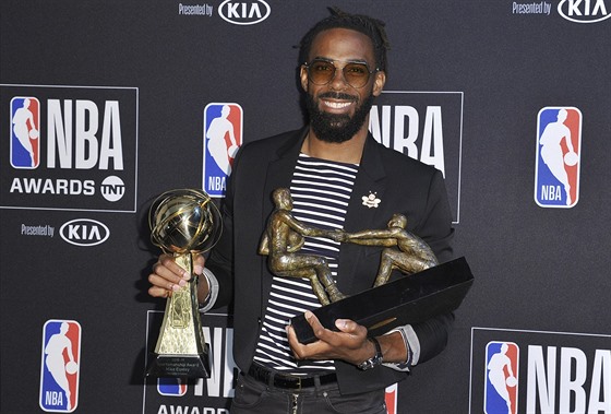 Mike Conley Jr. pobral na slavnostním veeru NBA ceny pro nejlepího spoluhráe...