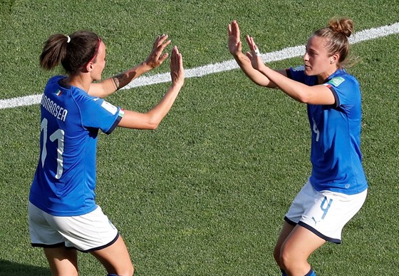 Italské fotbalistky Aurora Galliová (vpravo) a Barbara Bonanseaová slaví trefu...