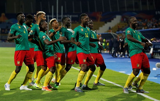 Kameruntí fotbalisté se radují z gólu Stephaneho Bahokena.