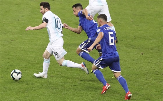 Argentinský kapitán Lionel Messi (vlevo) upaluje dopedu v duelu s Paraguayí.