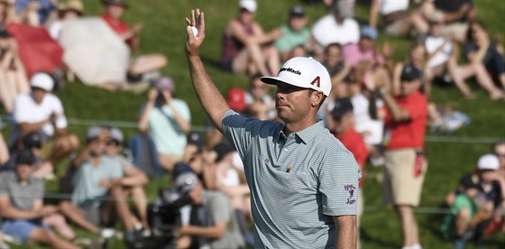 Americký golfista Chez Reavie slaví triumf na Travelers Championship