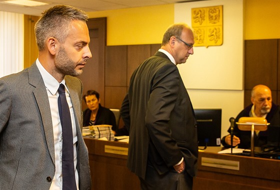 Krajský soud v Hradci Králové začal projednávat případ Emila Kmoníčka a...