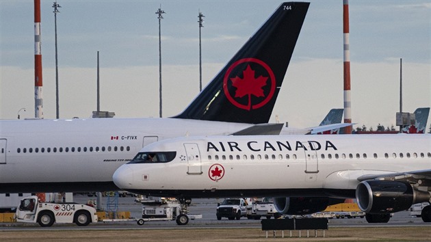 Piloti Air Canada hrozí stávkou, chtějí stejné mzdy jako jejich američtí kolegové