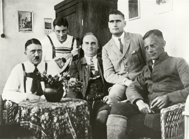 Zastupitel za AfD vzpomínal na nacistu Hesse. Historické souvislosti prý neznal
