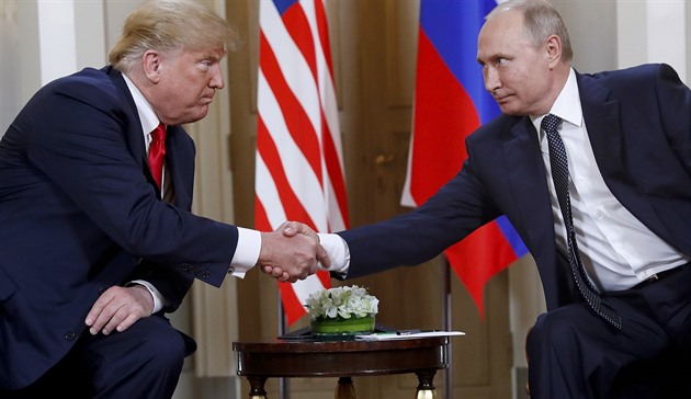 Poslal covid testy, volali si, tvrdí kniha. Jak Trump udržoval vztah s Putinem