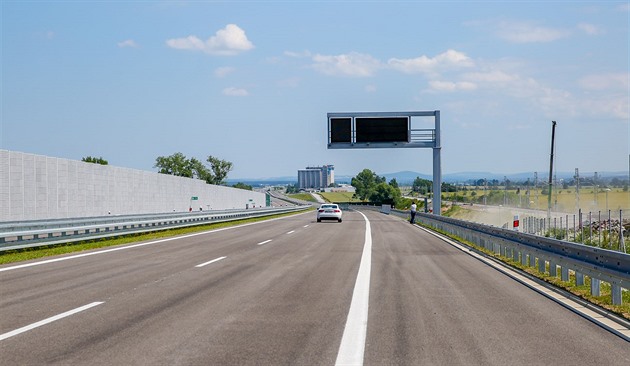 Nový úsek dálnice D3 mezi Boilcem a evtínem mí pes osm kilometr.