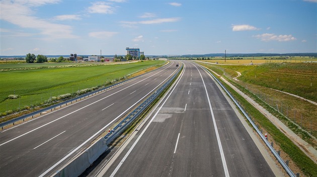 Nový úsek dálnice D3 mezi Boilcem a evtínem mí pes osm kilometr....