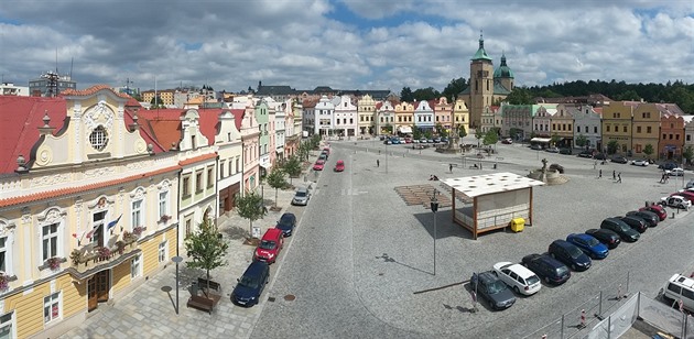 Havlíkovo námstí v Havlíkov Brod. Zcela vlevo je radnice, v pozadí kostel...