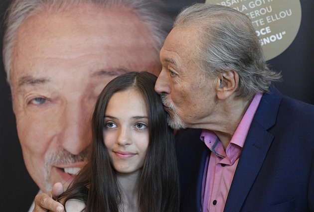 Charlotte Gott startuje hudební kariéru. První singl vydá na své dvacetiny