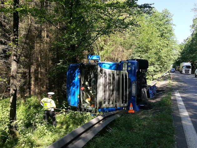Kamion havaroval na silnici I/35 z Hradce Králové na Holice (24. 6. 2019).