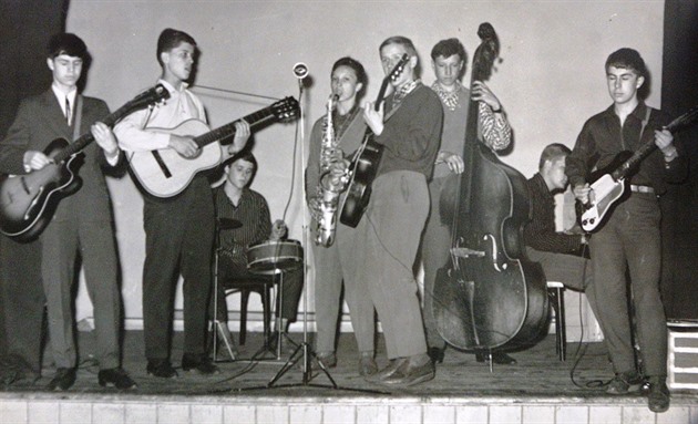 První bigbítová kapela vznikla v Plzni v roce 1962. Pozdji se pidávaly dalí...