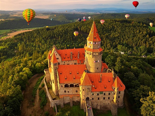 Pohled na hrad Bouzov na Olomoucku bhem tradiní fiesty horkovzduných balon.