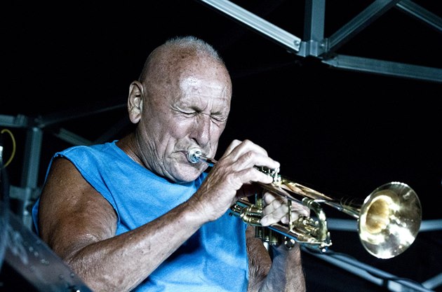 Jedenaosmdesátiletý jazzový trumpetista Laco Déczi pi koncertu ve...