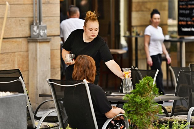 Zahrádkami u bar a restaurací se to v centru Brna jenom hemí. Jsou ve velké...