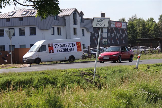 Protizemanovská dodávka u píjezdové silnice k Novému Veselí, kam zamíí...
