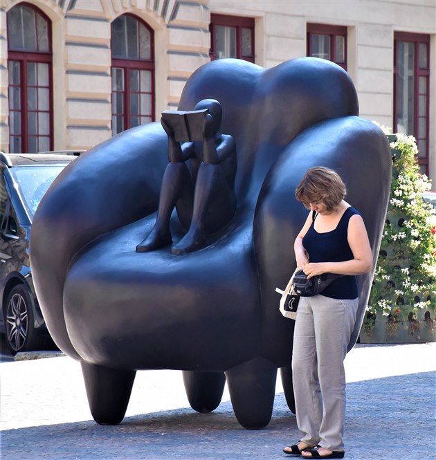 
V rámci pátého roníku sochaského festivalu Sculpture Line byla na námstí Franze Kafky nainstalována socha tená v kesle od Jaroslava Róny. Tato sochaská výstava pedstaví sochy a výtvarné objekty pedních domácích i mezinárodních tvrc a koná se 