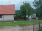 V Chlumanech na Prachaticku domy zalila voda z rozvodnného potoka a z rybníka,...