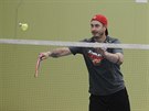 Brankář David Rittich z Calgary si letní přípravu zpestřuje badmintonem.
