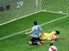 OFSAJD. Luis Suárez z Uruguaye dává gól do sít Peru, ale......