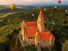 Pohled na hrad Bouzov na Olomoucku bhem tradin fiesty horkovzdunch balon.