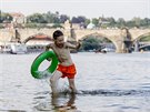 Dti si uily horký letní den ve Vltav. (25. ervna 2019)