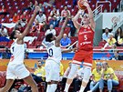 eská basketbalistka Romana Hejdová stílí bhem úvodního zápasu EuroBasketu...