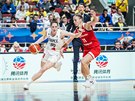 eská basketbalistka Kateina Elhotová (vpravo) brání bhem úvodního duelu...